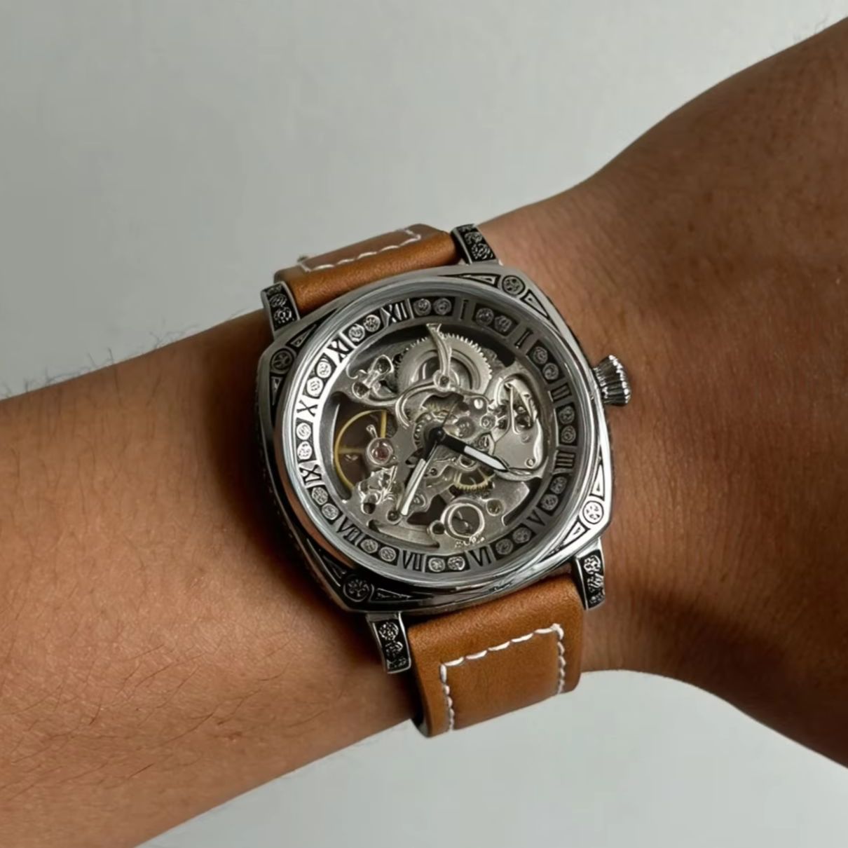 Luxury Watch It - นาฬิกาข้อมือกลไกโครงกระดูกสไตล์วินเทจใหม่สำหรับผู้ชาย | ตัวเรือนนาฬิกาสลักลายวินเทจ | สายนาฬิกาหนัง |